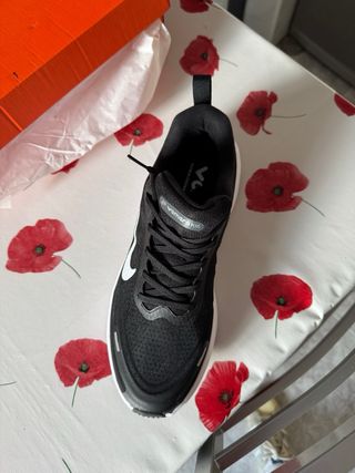 Nike Vomero Plus Negro/Blanco