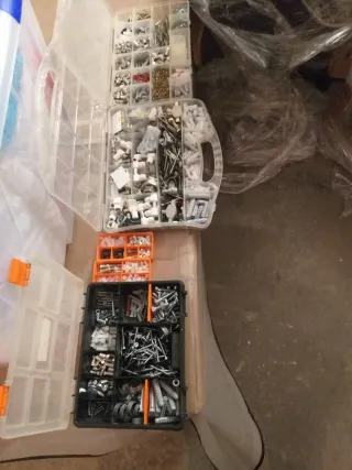 Lote de tornillería y varios de obra.