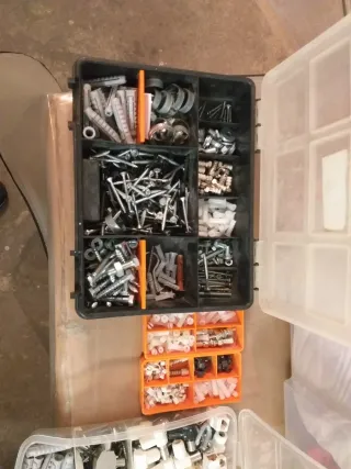 Lote de tornillería y varios de obra.