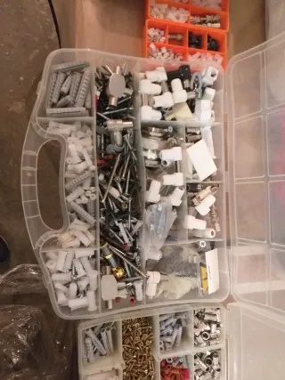 Lote de tornillería y varios de obra.