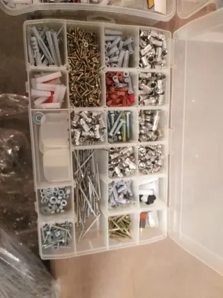 Lote de tornillería y varios de obra.