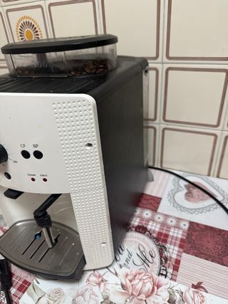 Oportunidad Cafetera Krups EA 8108 Blanca