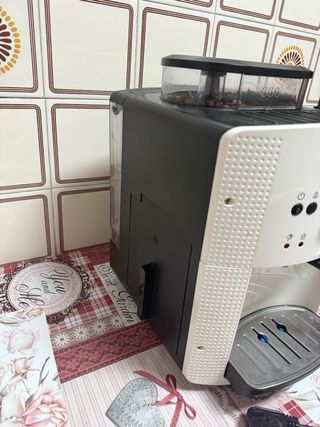 Oportunidad Cafetera Krups EA 8108 Blanca