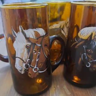 Jarras de cristal con caballos