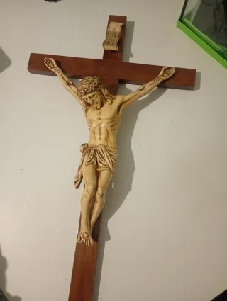 Crucifijo de madera con figura de Jesús