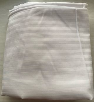 Funda de colchón blanca con rayas