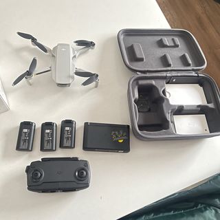 Dron DJI Mini con sus helices , tres baterias