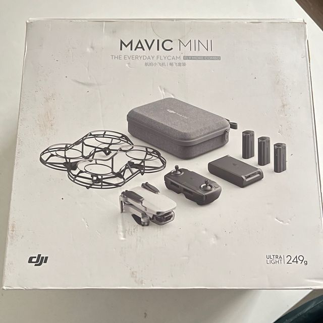 Dron DJI Mini con sus helices , tres baterias
