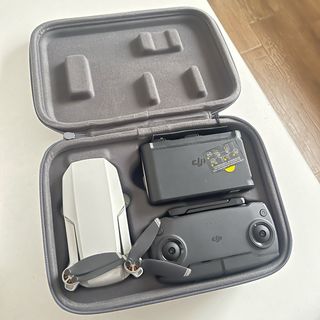 Dron DJI Mini con sus helices , tres baterias