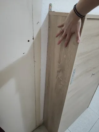 Zapatero de madera color beige y marrón