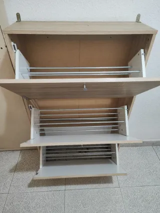 Zapatero de madera color beige y marrón