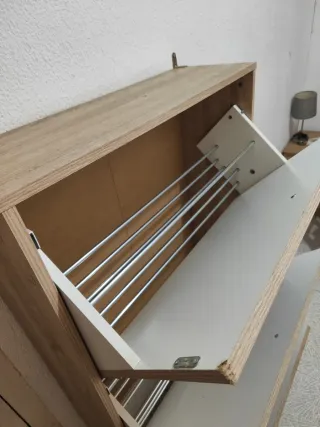 Zapatero de madera color beige y marrón