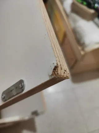 Zapatero de madera color beige y marrón