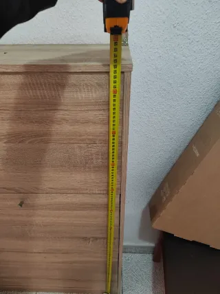 Zapatero de madera color beige y marrón