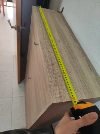 Zapatero de madera color beige y marrón