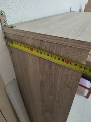 Zapatero de madera color beige y marrón