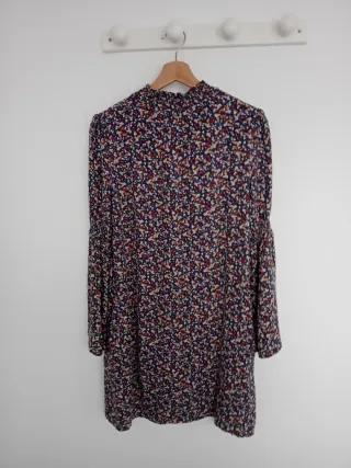 Vestido estampado floral. Talla bastante