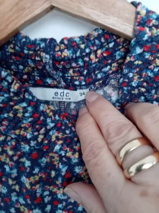 Vestido estampado floral. Talla bastante