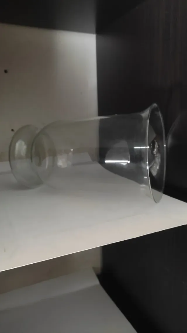 Jarrón de cristal transparente