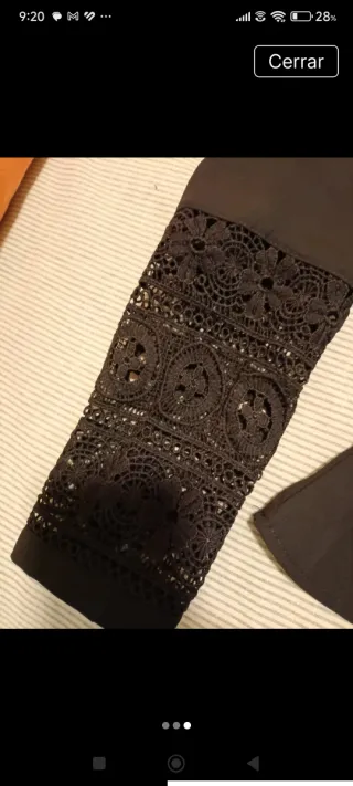 Camisa negra con volante en pecho y manga calada