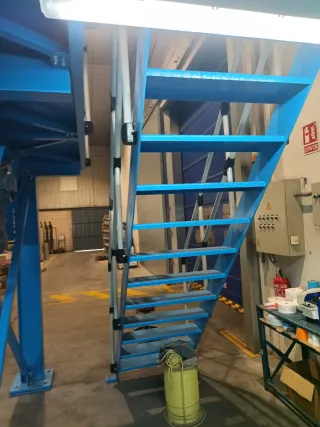 Escalera fija industrial de hierro
