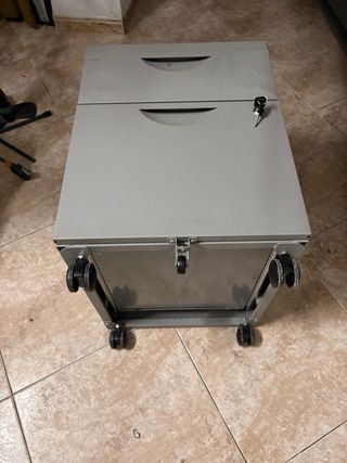Cajonera metálica gris de oficina