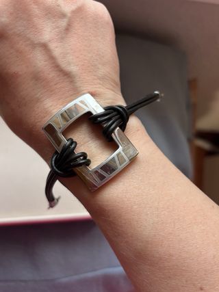 Pulsera Lotus Plata y Cuero Negro