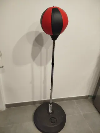 Saco de boxeo ajustable con base