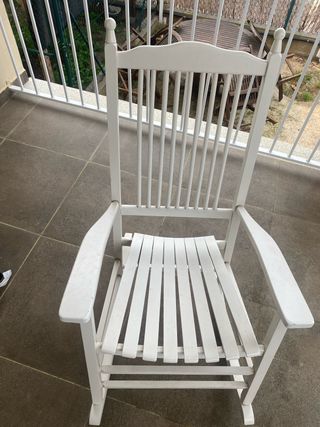 Mecedora de madera blanca