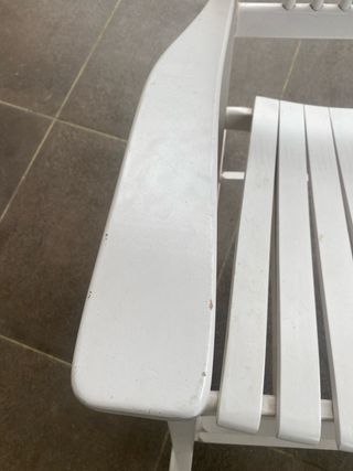 Mecedora de madera blanca