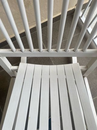 Mecedora de madera blanca