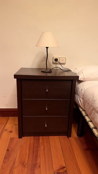 Mesa de noche de madera oscura