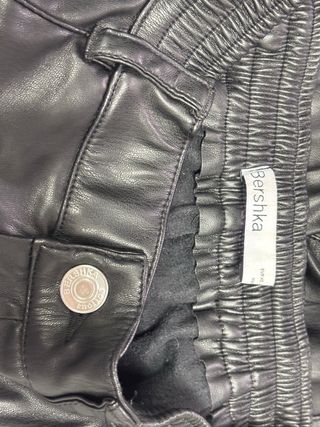 Pantalones cargo efecto piel Bershka