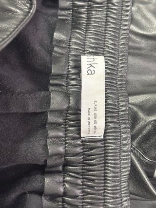 Pantalones cargo efecto piel Bershka