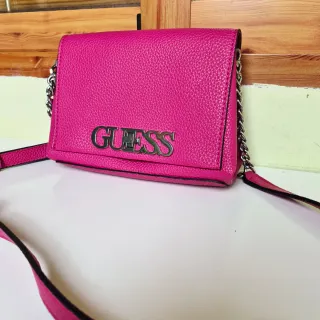 Bolso bandolera Guess fucsia cadena metálica