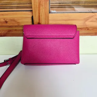Bolso bandolera Guess fucsia cadena metálica