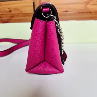 Bolso bandolera Guess fucsia cadena metálica