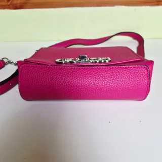 Bolso bandolera Guess fucsia cadena metálica