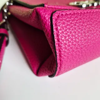 Bolso bandolera Guess fucsia cadena metálica