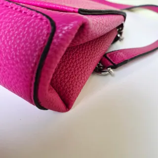 Bolso bandolera Guess fucsia cadena metálica