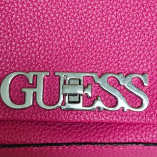 Bolso bandolera Guess fucsia cadena metálica
