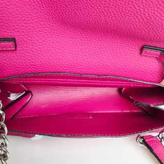 Bolso bandolera Guess fucsia cadena metálica