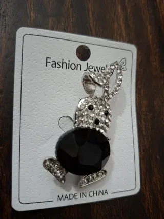 Spilla coniglio con strass e pietra nera