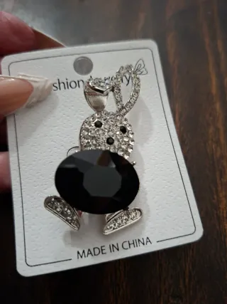 Spilla coniglio con strass e pietra nera