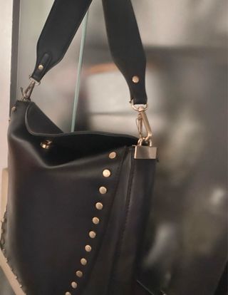 Bolso Parfois negro tachas doradas nuevo