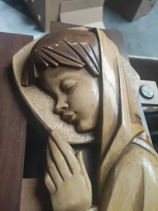 Jesús de perfil en madera noble