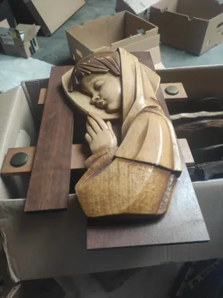Jesús de perfil en madera noble