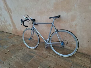 Bicicleta de carretera plateada