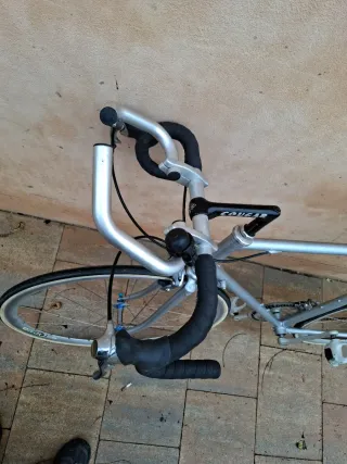 Bicicleta de carretera plateada