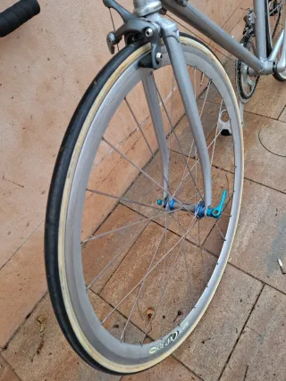 Bicicleta de carretera plateada